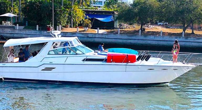 46 ft Sea Ray 460 Yacht Charter Puerto Vallarta